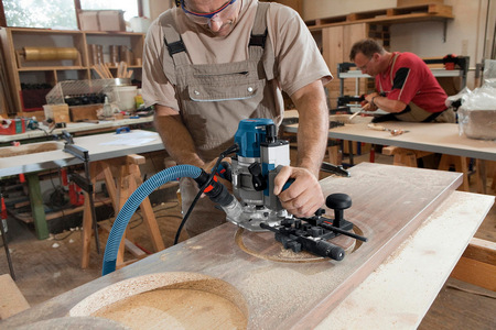 Электрические фрезеры: выбираем удобный инструмент под разные задачи